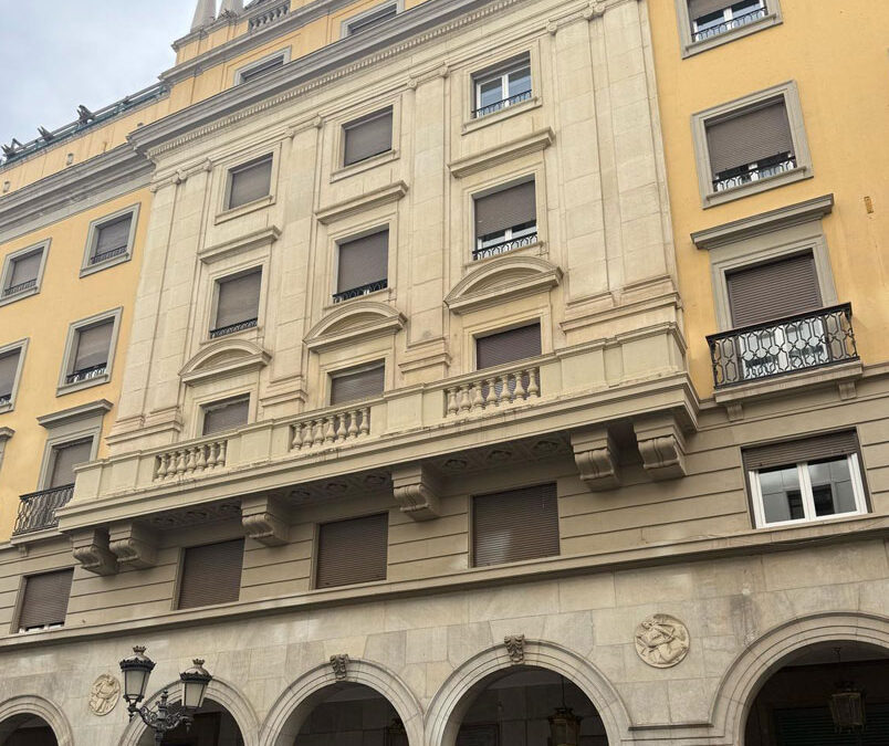 Resinado de bajante en antiguo colegio de arquitectos de Granada